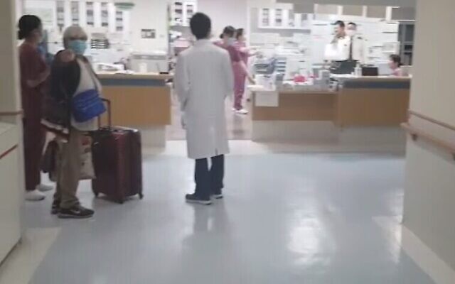 Rachel Biton est autorisée à quitter un centre médical japonais après avoir été testée négative au coronavirus, le 25 février 2020. (Capture d'écran/Douzième chaîne)