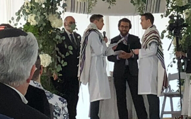 Le rabbin Avram Mlotek, au centre, célèbre son premier mariage homosexuel, en février 2020. (Crédit : Mlotek via JTA)