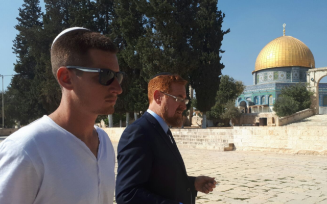 Le député Yehudah Glick, à droite, et son fils Shlomo sur le mont du Temple à Jérusalem, le 25 octobre 2017 (Capture d'écran : Twitter)
