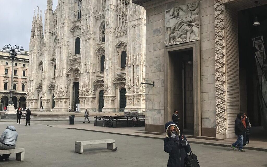La place du Duomo de Milan désertée alors que l'épidémie de Coronavirus se propage en Italie. (Crédit : Marion Bernard)