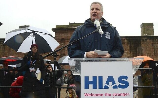 Le maire de New York, Bill de Blasio, s'exprimant lors d'un rassemblement de la HIAS à New York, le 12 février 2017. (Gili Getz via JTA)