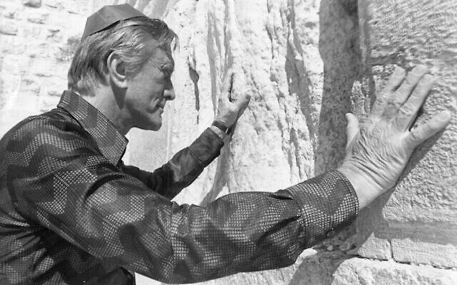 Kirk Douglas au mur Occidental, à Jérusalem en 1988. (Crédit : Douglas Collection via JTA)
