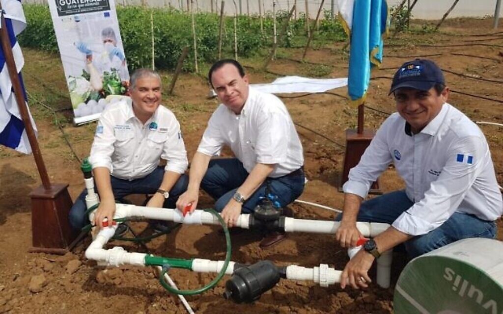 L'ambassadeur israélien au Guatemala, à gauche, Mattanya (Mati) Cohen. (Autorisation)