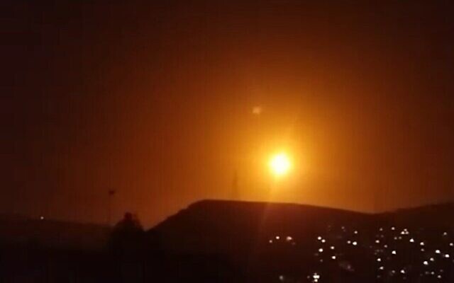 Des explosions dans le ciel de Damas entraînées par des armes antiaériennes syriennes au cours d'une attaque attribuée à Israël, le 6 février 2020 (Crédit :SANA)