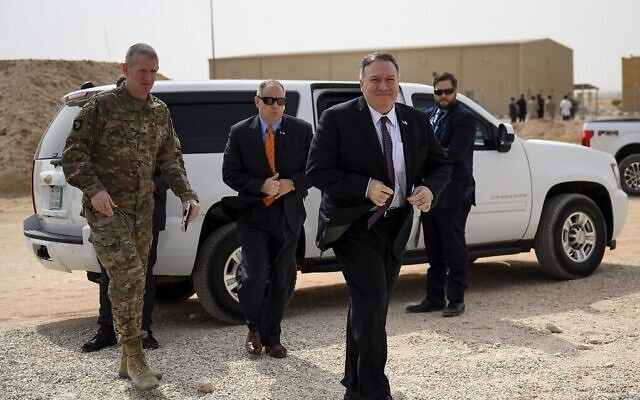 Le secrétaire d'État américain Mike Pompeo arrive pour déjeuner avec des membres de l'armée américaine à la base aérienne du Prince Sultan à Al-Kharj, dans le centre de l'Arabie Saoudite, le 20 février 2020. (Crédit : Andrew Caballero-Reynolds/Pool/AFP)