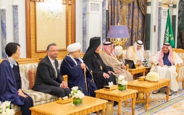Le rabbin David Rosen, (deuxième à partir de la gauche), rencontre le roi d'Arabie Saoudite Salmane ben Abdelaziz Al Saoud au palais royal de Riyad, février 2020 (avec l'aimable autorisation de KAICIID)