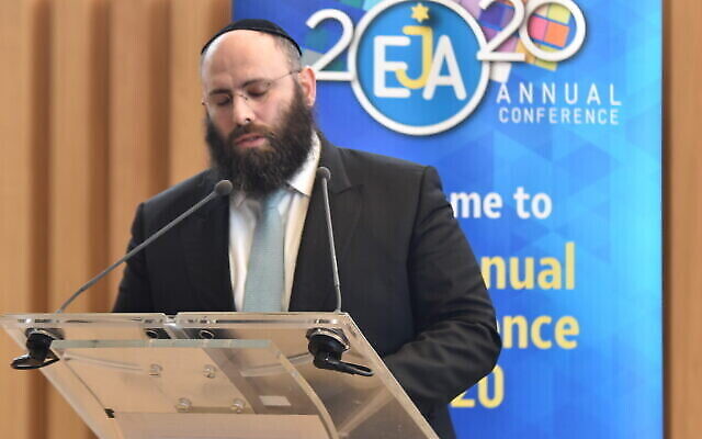 Le président de l'Association juive européenne, Menachem Margolin, prononce un discours lors de la conférence annuelle de son organisation à Paris, le 25 février 2020. (Yoni Rykner)