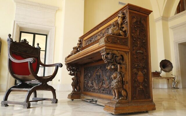 Les sculptures ornant le piano de Sienne, un instrument du XIXe siècle qui a disparu pendant des décennies et a été retrouvé récemment dans une maison israélienne. (Crédit : JACK GUEZ / AFP)