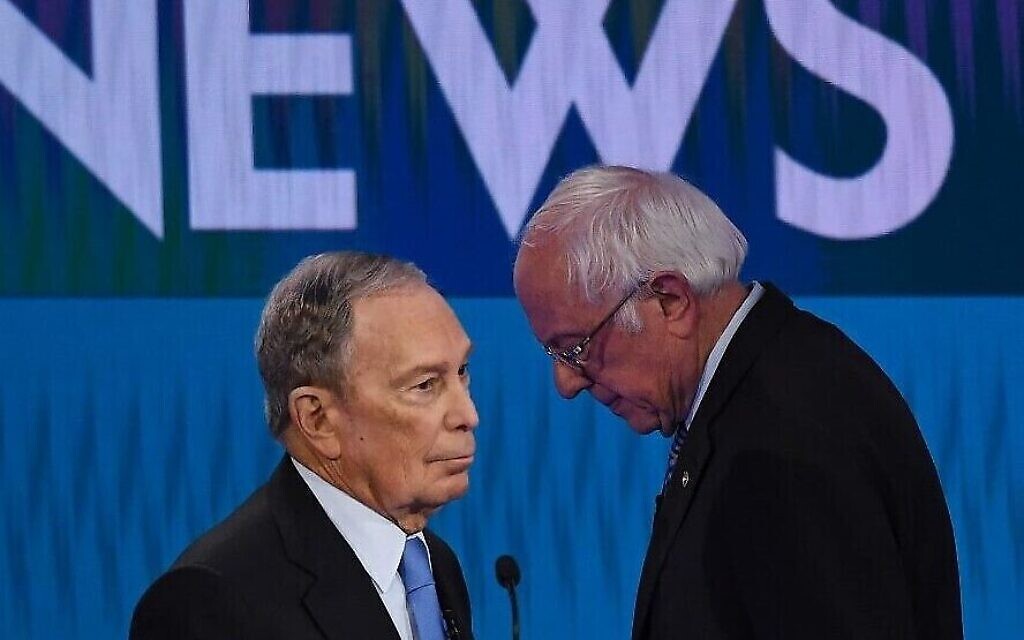 L'ancien maire de New York, Mike Bloomberg (à gauche), et le sénateur du Vermont, Bernie Sanders (à droite), lors d'une pause dans le neuvième débat primaire démocrate sur la campagne présidentielle de 2020 à Las Vegas, Nevada, le 19 février 2020. (Crédit : Mark Ralston/AFP)