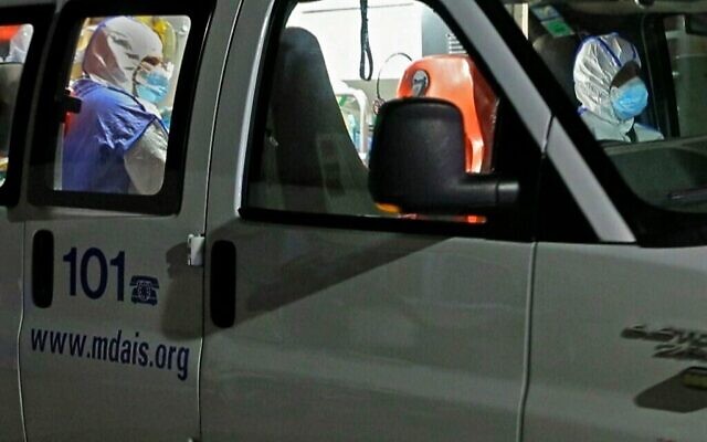 Illustration. Une ambulance transportant un patient présentant des symptômes du coronavirus, alors que le véhicule arrive au centre médical Sheba à Tel Hashomer, le 28 février 2020. (Crédit : Jack Guez / AFP)