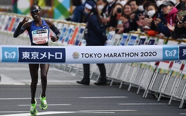 Lona Chemtai Salpeter franchit la ligne d'arrivée en premier au marathon Tokyo, le 1er mars 2020. (Crédit : CHARLY TRIBALLEAU / AFP)