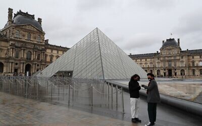 Le Louvre à Paris, le musée le plus visité au monde, a fermé ses portés pour la deuxième journée d'affilée le 2 mars 2020, après que le personnel a refusé de travailler à cause des craintes suscitées par le coronavirus, a déclaré un syndicat. (Photo par Ludovic Marin / AFP)