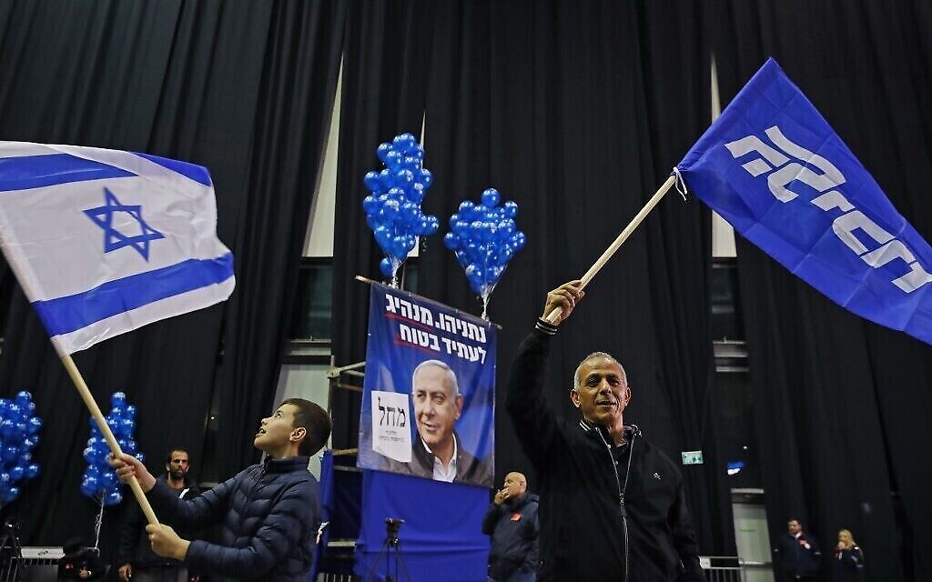 Des partisans du Likud au siège électoral du parti à Tel-Aviv, le 2 mars 2020. (Crédit : Jack Guez/AFP)