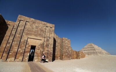 Une vue d'ensemble montre la pyramide de Djéser dans la nécropole égyptienne de Saqqara, au sud de la capitale du Caire, le 5 mars 2020. (Photo par Mohamed el-Shahed / AFP)