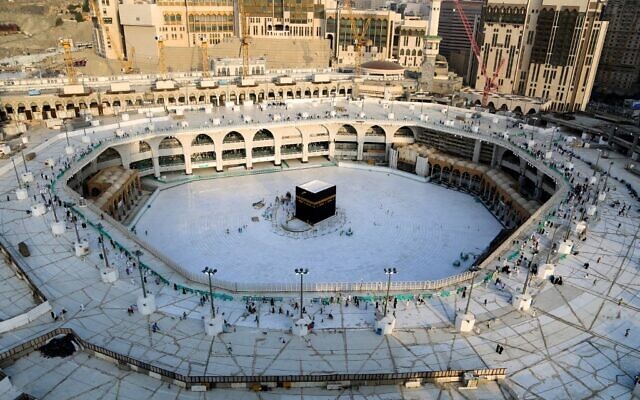 La Kaaba, à l'intérieur de la Grande Mosquée de La Mecque, vide de ses fidèles, le 5 mars 2020. (Crédit : ABDEL GHANI BASHIR / AFP)