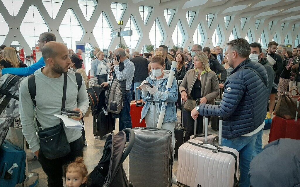 Des passagers attendent leurs vols à aéroport international de Marrakesh, le 15 mars 2020. (Photo par - / AFP)