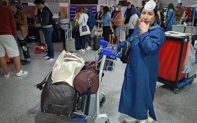 Des passagers attendent leurs vols à aéroport international de Marrakech, le 15 mars 2020. (Photo par - / AFP)