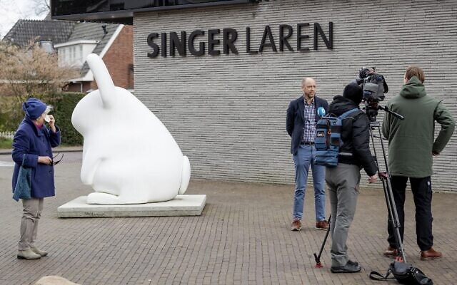 Evert van Os parle à la presse devant le musée Singer Laren, le 30 mars 2020, à environ 30 kilomètres au sud-est d'Amsterdam, fermé au public à cause de la pandémie de COVID-19, après le vol en 1884 du tableau de Vincent van Gogh "Jardin du presbytère à Neunen au printemps". (Crédit : VAN LONKHUIJSEN / ANP / AFP) / Netherlands OUT)