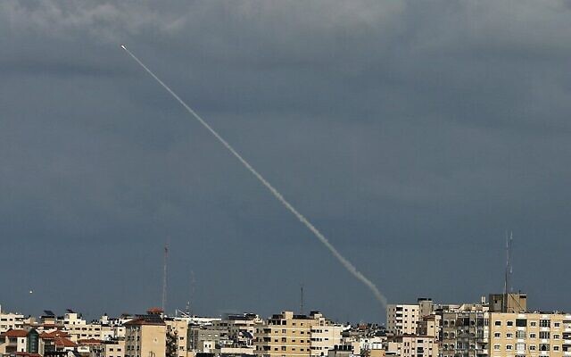 Des traces de fumée d'une roquette tirée par des terroristes palestiniens visibles depuis la bande de Gaza, le 24 février 2020. (Crédit : Mahmud Hams / AFP)