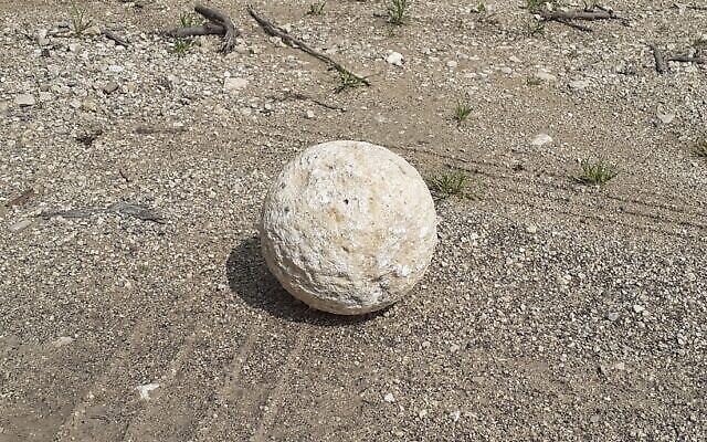 La pierre de baliste qui a été récemment restituée à la Ville de David. 
(Uzi Rotstein, Autorité israélienne des Antiquités)