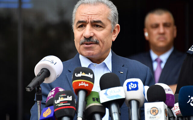 Le Premier ministre de l'Autorité palestinienne, Mohammed Shtayyeh, a annoncé une série de mesures qui, selon lui, visent à prévenir la propagation du nouveau coronavirus, à Ramallah, le 22 mars 2020. (Crédit : Wafa)
