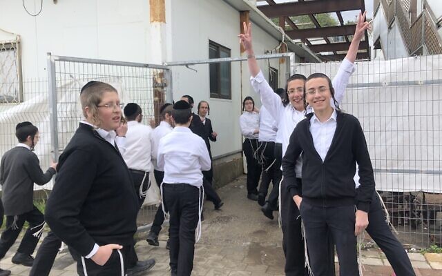 Quelques-uns des élèves d'une école de garçons haredi à Ramat Beit Shemesh Bet, à l'ouest de Jérusalem, où les cours ont toujours lieu, le 18 mars 2020. (Crédit : Sam Sokol/JTA)