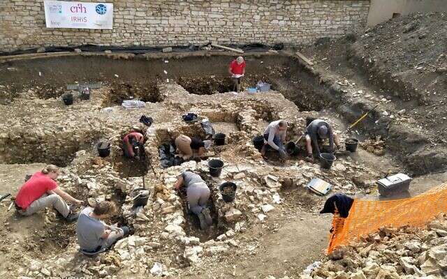 Campagne de fouilles en 2018 dans le présumé cimetière juif de Châteauroux. Vue générale du site en cours de fouille. (Crédit : Philippe Blanchard/Inrap)