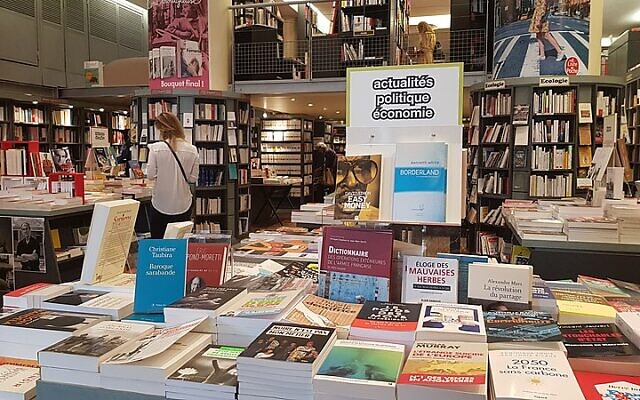 Une librairie, place de Clichy à Paris. (Crédit : Exilexi / Creative Commons Attribution 4.0 International)