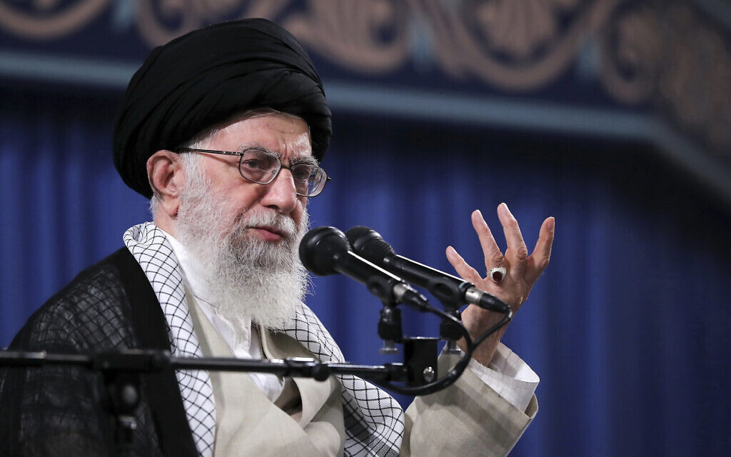 Le Guide suprême, l'Ayatollah Ali Khamenei, prend la parole devant un groupe d'étudiants à Téhéran, Iran, le 22 mai 2019. (Bureau du Guide suprême iranien via AP, File)