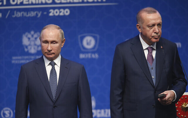 Le président turc Recep Tayyip Erdogan, à droite, et le président russe Vladimir Poutine, à gauche, assistent à une cérémonie à Istanbul pour l'inauguration du gazoduc TurkStream, le 8 janvier 2020. (Crédit : AP Photo/Lefteris Pitarakis)