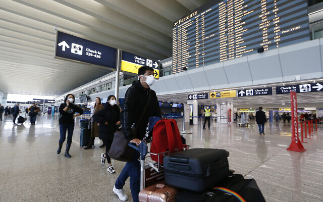 Illustration : Des passagers et du personnel de l'aéroport portent des masques à l'aéroport international de Rome, à Fiumicino, le 31 janvier 2020. (Cecilia Fabiano/LaPresse via AP)