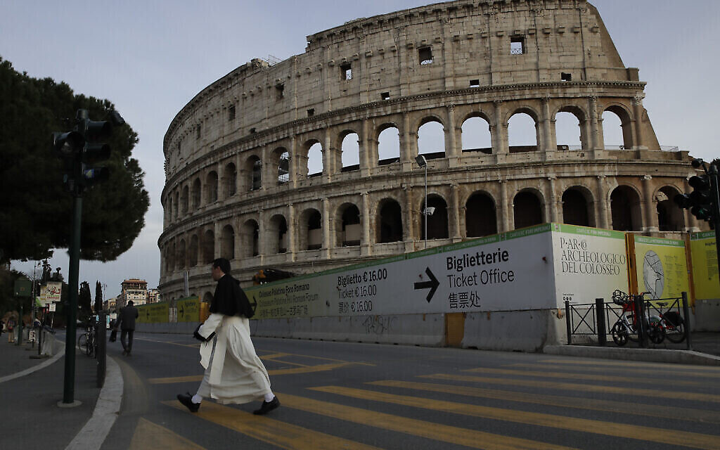 Un prêtre devant le Colisée de Rome, dans l'après-midi du 12 mars 2020. (Crédit : AP Photo/Alessandra Tarantino)