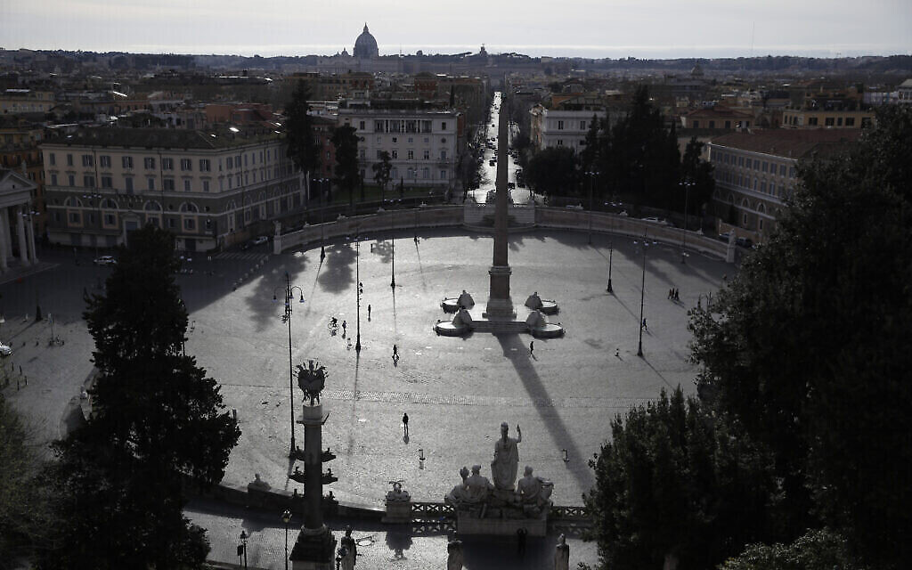 Vue de la Piazza del Popolo de Rome quasi déserte, le 12 mars 2020. (Crédit : AP Photo/Alessandra Tarantino)