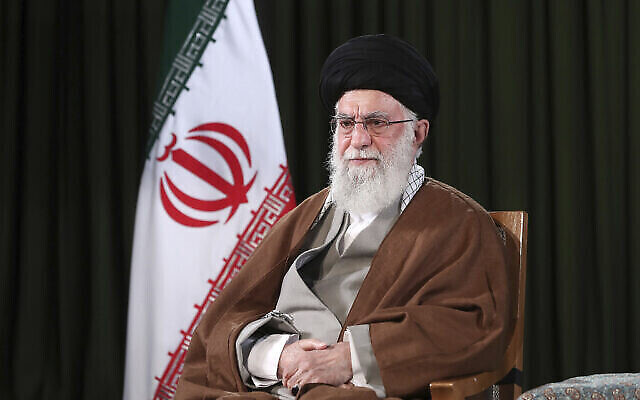Sur cette photo publiée le 20 mars 2020 par le site officiel du bureau du Guide suprême iranien, le Guide suprême Ayatollah Ali Khamenei pose pour un portrait avant de délivrer son message pour le Nouvel An iranien, ou Nowruz, à Téhéran, Iran. (Bureau du Guide suprême iranien via AP)