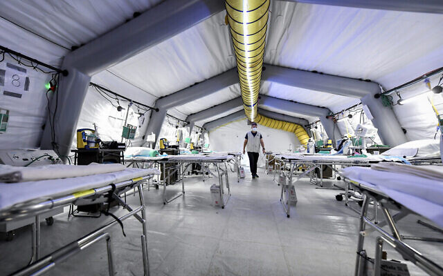 Une vue de l'unité de soins intensifs de l'hôpital de campagne d'urgence qui est en train d'être mis en place à l'extérieur de l'hôpital de Crémone, dans le nord de l'Italie, le 20 mars 2020. (Claudio Furlan/LaPresse via AP)