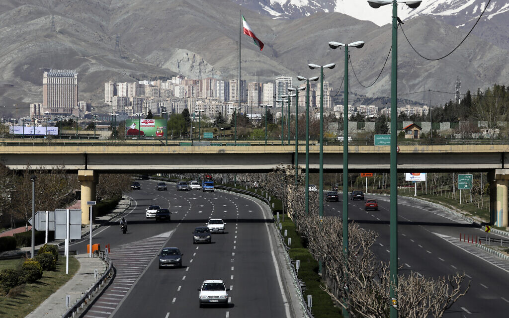 Des voitures se déplacent sur une autoroute au nord de Téhéran en Iran, le vendredi 20 mars 2020 pour la premier jour du Nouvel an iranien, appelé Nowruz, ou "nouveau jour" en persan, la fête iranienne marquant l'équinoxe du printemps. (AP Photo/Vahid Salemi)