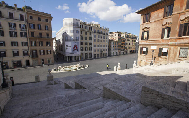 Une vue de la Place d'Espagne vide, à Rome, mardi 24 mars 2020. (AP Photo/Andrew Medichini)