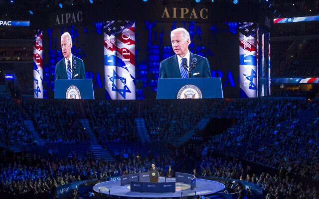 Le vice-président américain de l'époque, Joe Biden, est vu sur de grands écrans vidéo alors qu'il s'adresse à la conférence politique de l'American Israel Public Affairs Committee (AIPAC) à Washington, le 20 mars 2016. (Crédit : Cliff Owen/AP)