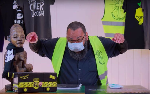 Le polémiste Dieudonné faisant la promotion de masques médicaux dans une vidéo YouTube. (Capture d’écran : YouTube / Dieudonné Officiel)