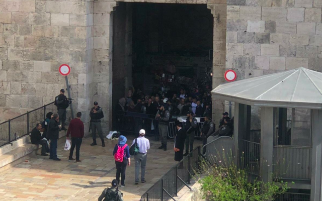 Capture d'écran d'une photo de l'incident de l'attaque au couteau contre la police des frontières à proximité de la Porte de Damas dans la Vieille Ville de Jérusalem. (Crédit : Twitter)