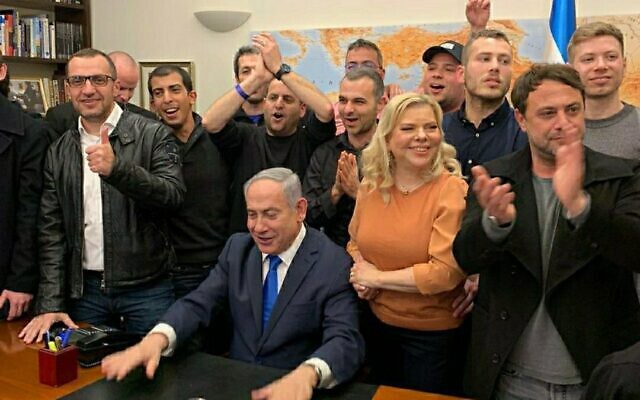 Le Premier ministre Benjamin Netanyahu à l'annonce des résultats des sondages de sortie des urnes, le 2 mars 2020. (Crédit : Twitter)