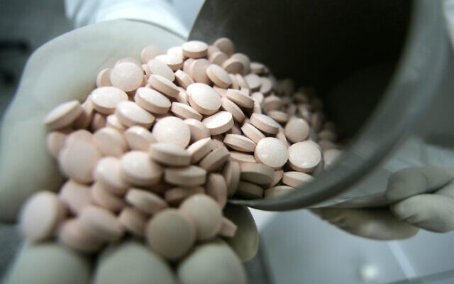 Photo illustrative de pilules pharmaceutiques (Crédit : Abed Rahim Khatib/Flash90)