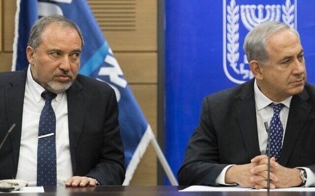 Le Premier ministre Benjamin Netanyahu (à droite) et le ministre des Affaires étrangères de l'époque, Avigdor Liberman, à la Knesset, le 3 février 2014. (FLASH90)