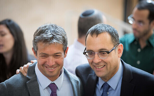 Les membres de la Knesset Yoaz Hendel (à gauche) et Zvi Hauser (à droite) aperçus à la Knesset, avant la session d'ouverture du nouveau gouvernement, le 29 avril 2019. (Noam Revkin Fenton/Flash90)