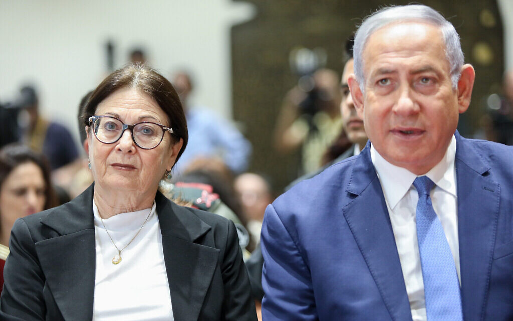 Le Premier ministre Benjamin Netanyahu (à droite) et la présidente de la Cour suprême Esther Hayut lors d'une cérémonie à la résidence du président à Jérusalem, le 17 juin 2019. (Crédit : Noam Revkin Fenton/Flash90)