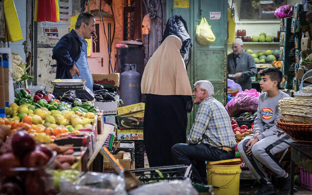 Des Palestiniens font leurs achats sur le marché de la vieille ville de Jérusalem le 22 novembre 2019. (Crédit : Sara Klatt/Flash90)
