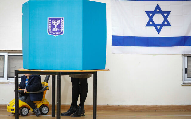 Des Israéliens déposent leur bulletin de vote dans un bureau de vote à Jérusalem, le 2 mars 2020. (Olivier Fitoussi/Flash90)