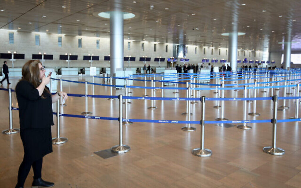 Les halls de départ vides de l'aéroport Ben Gurion. Les gens annulent leurs voyages par crainte du coronavirus, le 4 mars 2020. (Crédit : Yossi Zamir/Flash90)