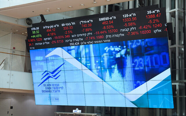 Un écran dans le hall de la Bourse de Tel-Aviv, le 9 mars 2020. (Crédit : Avshalom Sassoni/Flash90)