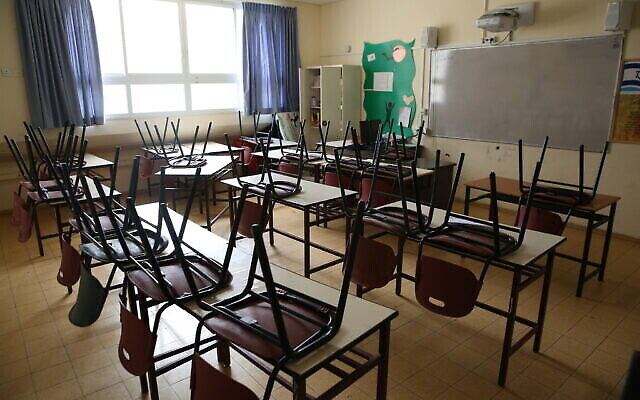 Une école fermée dans la ville de Safed, au nord du pays, le 13 mars 2020. (David Cohen/Flash90)